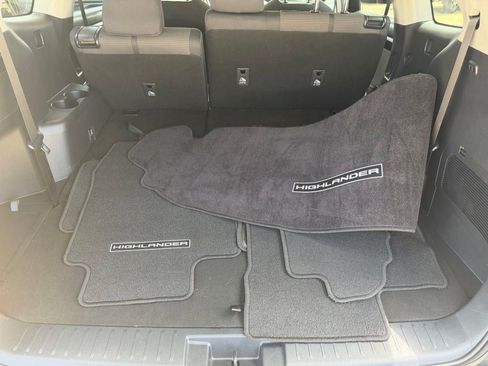 Used 2023 Toyota Highlander LE AWD/4WD image 16
