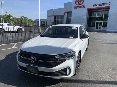 Used 2022 Volkswagen Jetta Sport image 4