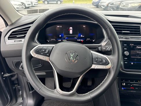 Certified 2024 Volkswagen Tiguan SE w/ Panoramic Sunroof Package AWD/4WD image 15