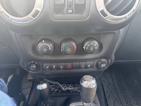 Used 2012 Jeep Wrangler Unlimited Rubicon w/ Dual Top Group AWD/4WD image 19