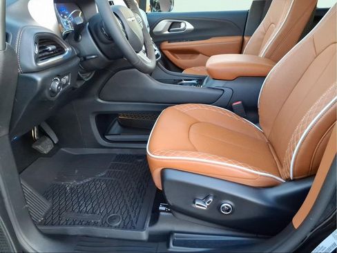 New 2026 Chrysler Pacifica Pinnacle w/ Trailer Tow Group image 16