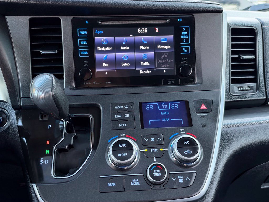 Used 2017 Toyota Sienna SE Premium w/ Outdoor Package FWD image 33