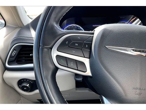 Used 2022 Chrysler Pacifica Touring-L w/ Uconnect Theater Family Group AWD/4WD image 9