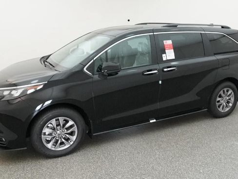 New 2026 Toyota Sienna XLE FWD image 2