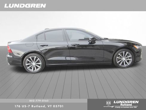 Used 2022 Volvo S60 B5 Momentum w/ Premium Package AWD/4WD image 2