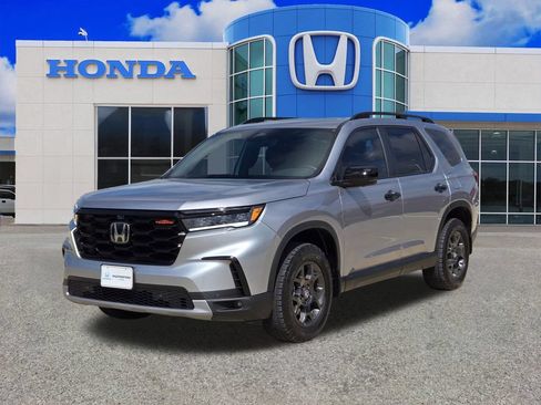 Used 2025 Honda Pilot TrailSport image 7