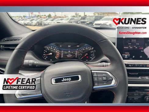 Used 2025 Jeep Compass Trailhawk AWD/4WD image 19