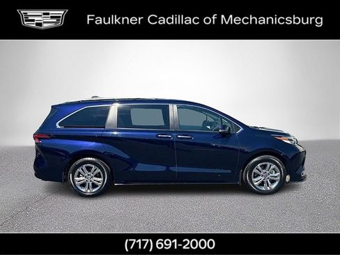 Used 2023 Toyota Sienna Platinum AWD/4WD image 4