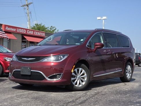 Used 2019 Chrysler Pacifica Touring-L FWD image 2