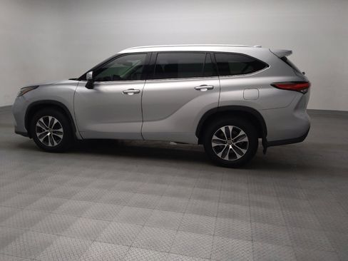 Used 2022 Toyota Highlander XLE FWD image 3