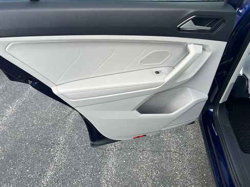 Used 2022 Volkswagen Tiguan SE w/ Panoramic Sunroof Package AWD/4WD image 15