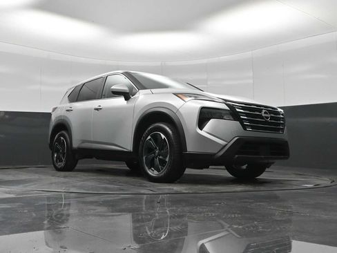Used 2025 Nissan Rogue SV AWD/4WD image 18
