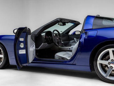 Used 2005 Chevrolet Corvette Coupe w/ Preferred Equipment Group RWD image 21