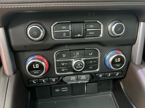 Used 2021 GMC Yukon SLT w/ SLT Luxury Plus Package AWD/4WD image 26
