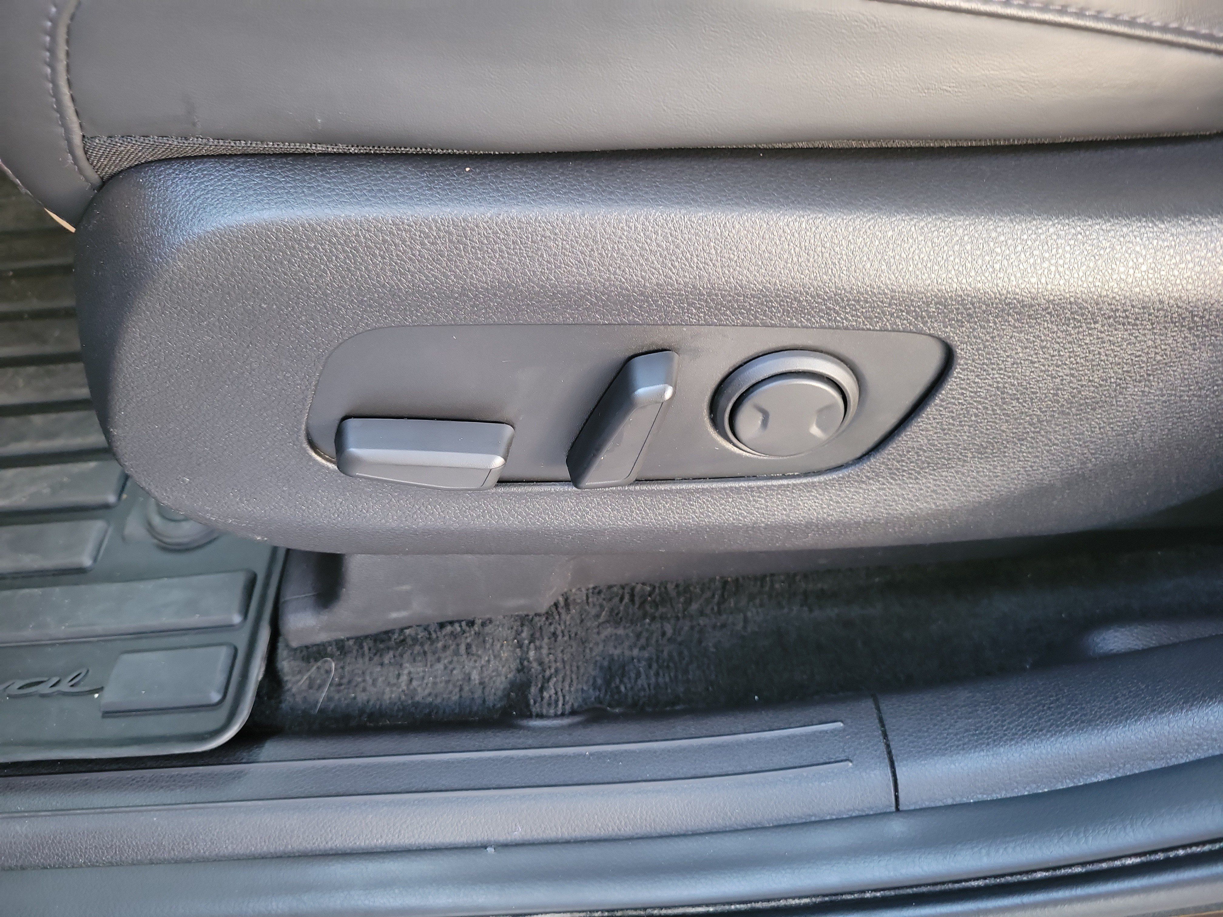 Certified 2023 Kia Carnival EX FWD image 24