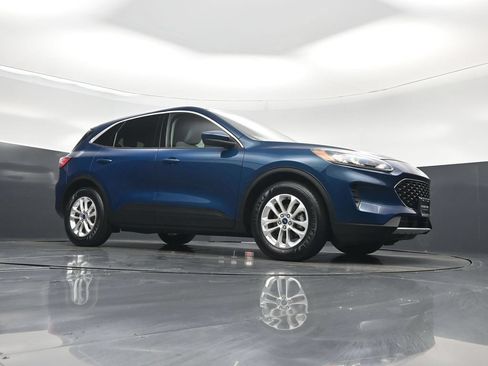 Used 2020 Ford Escape SE FWD image 3