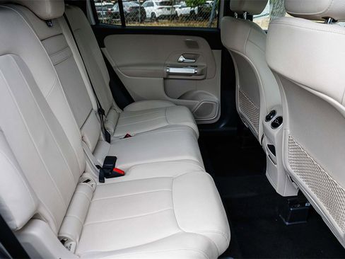 Used 2025 Mercedes-Benz GLB 250 4MATIC image 17