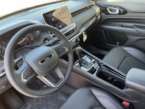 New 2026 Jeep Compass Latitude image 17