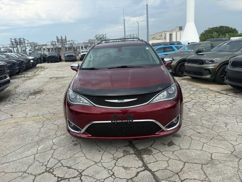 Used 2018 Chrysler Pacifica Limited w/ Tire & Wheel Group FWD image 2