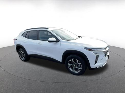 Used 2025 Chevrolet Trax LT image 2