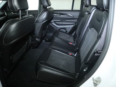 Used 2023 Jeep Grand Cherokee Altitude AWD/4WD image 14