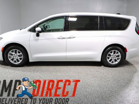 Used 2023 Chrysler Pacifica Touring-L FWD image 10