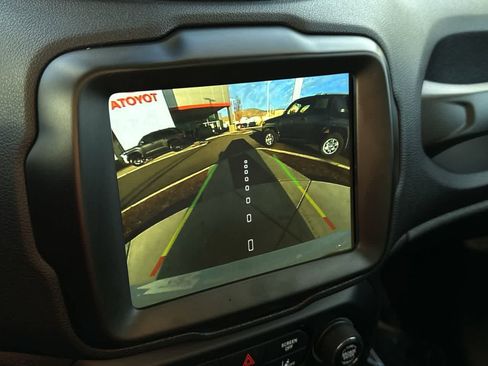 Used 2023 Jeep Renegade Latitude w/ Premium Group image 19