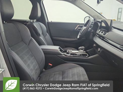 Used 2025 Mitsubishi Outlander SE image 32