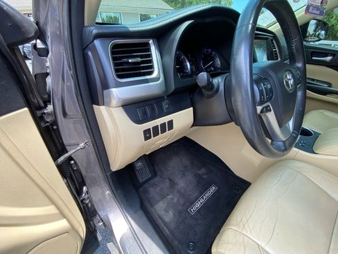 Used 2015 Toyota Highlander XLE image 32