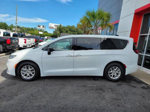 Used 2024 Chrysler Pacifica Touring-L FWD image 7