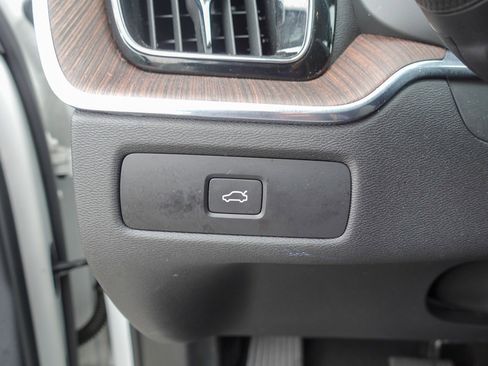 Used 2023 Volvo XC60 B5 Plus image 12