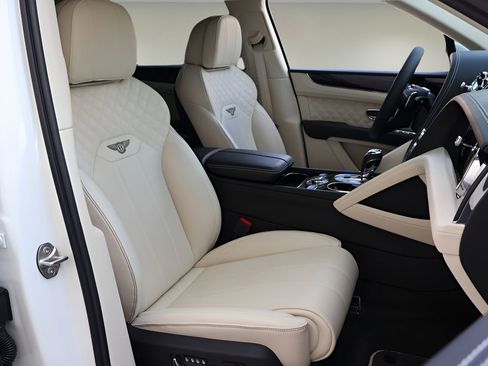 Used 2022 Bentley Bentayga image 22