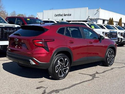 Used 2024 Chevrolet Trax RS w/ Driver Confidence Package image 2