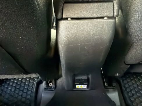 Used 2017 Jeep Renegade Latitude w/ Popular Equipment Group image 29