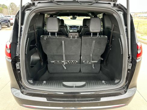Used 2025 Chrysler Pacifica Select image 22