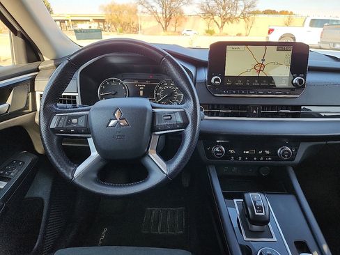 Used 2024 Mitsubishi Outlander image 6