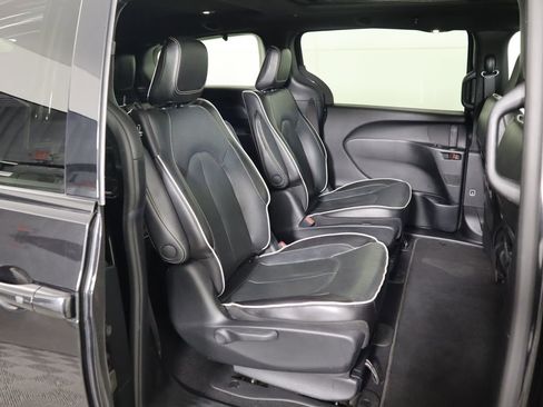 Used 2022 Chrysler Pacifica Limited w/ S Appearance Package image 23