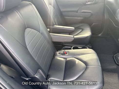 Used 2023 Toyota Highlander XLE FWD image 12