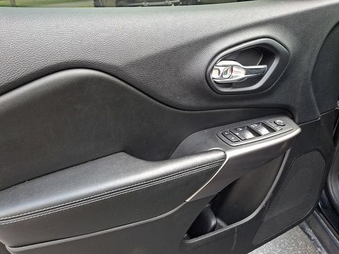 Certified 2019 Jeep Cherokee Latitude Plus w/ Comfort/Convenience Group AWD/4WD image 12