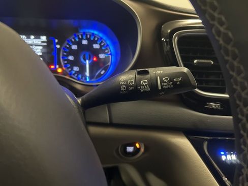 Used 2022 Chrysler Voyager LX image 25