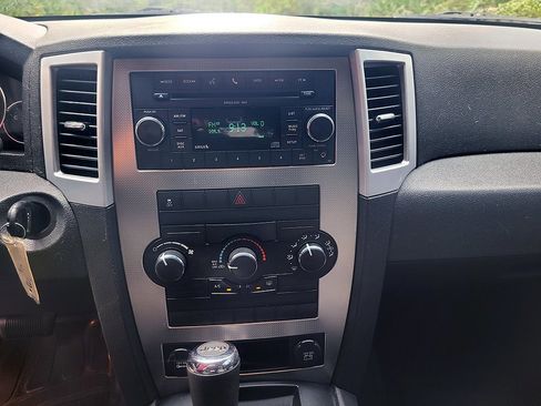 Used 2010 Jeep Grand Cherokee Laredo image 33