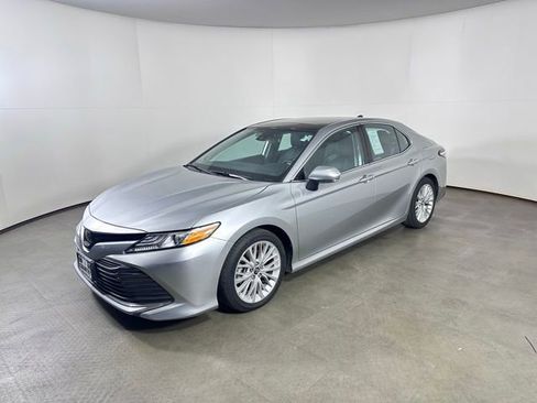 Used 2020 Toyota Camry XLE w/ Navigation Package FWD image 7