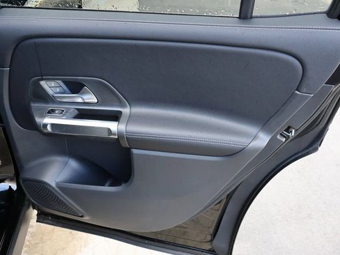 Used 2025 Mercedes-Benz GLB 250 4MATIC image 16