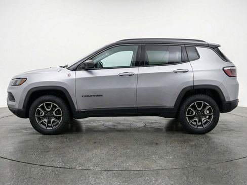 Used 2025 Jeep Compass Trailhawk image 5