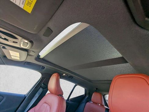 Used 2019 Volvo XC40 T5 Momentum image 15