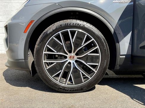 Certified 2025 Porsche Macan Electric image 14
