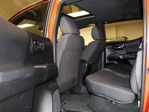 Used 2017 Toyota Tacoma TRD Sport w/ Premium & Technology Package AWD/4WD image 15