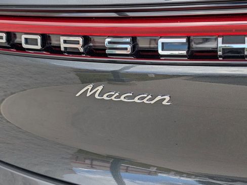 Certified 2025 Porsche Macan AWD/4WD image 31