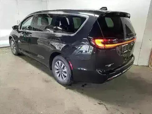New 2023 Chrysler Pacifica Touring-L w/ S Appearance Package image 7