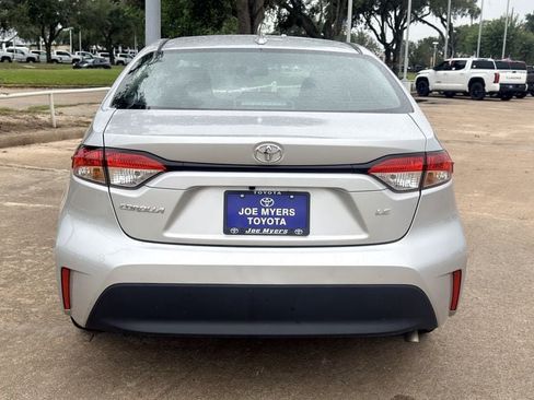 Used 2025 Toyota Corolla LE FWD image 8